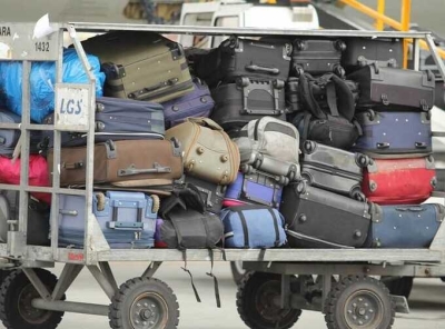 Сотни промокших чемоданов после потопа в Дубае издают запах в зоне прилета аэропорта Домодедово