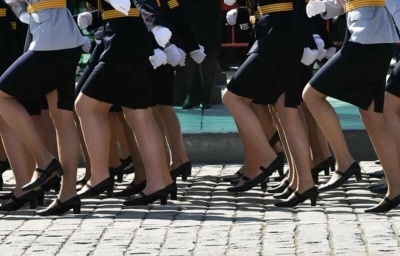 Курсантка на параде в Екатеринбурге потеряла туфельку, но не потеряла ритма
