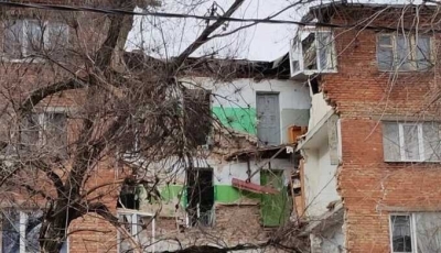 В Ростове-на-Дону жильцы аварийного дома ворвались в него, чтобы собрать вещи